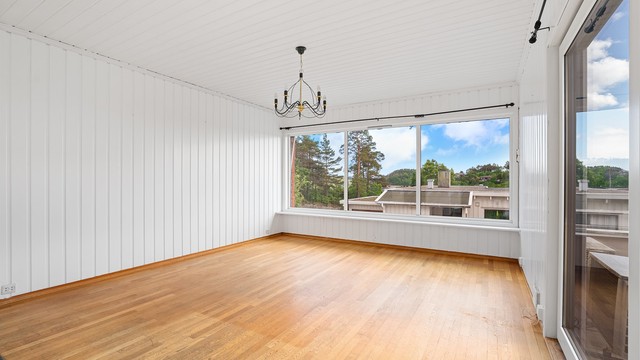 Store vinduer med godt med lys, samtidig naturlig plass for å henge TV'en