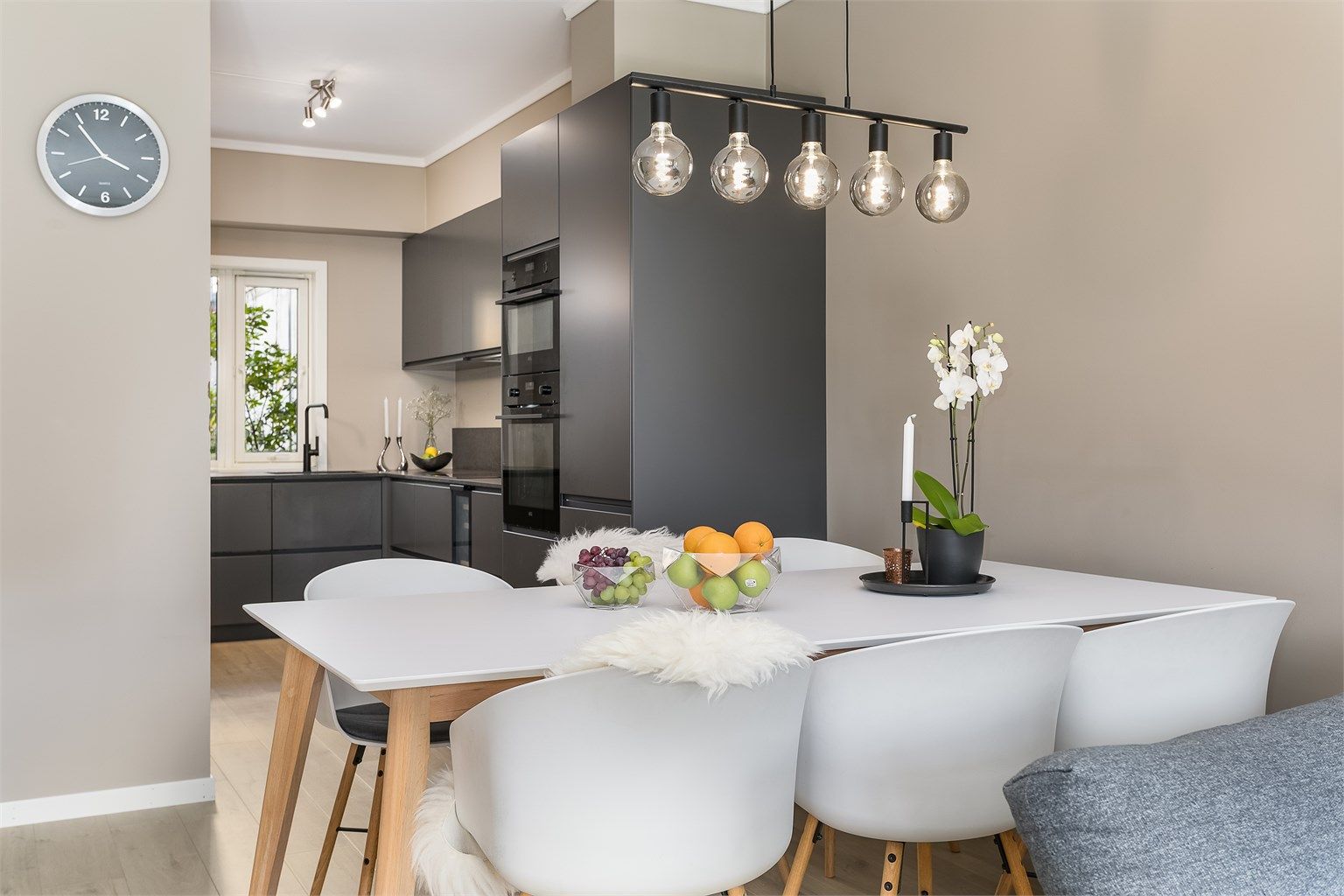 Åpen løsning mellom stuen og kjøkkenet sikrer både gode lysforhold og effektiv arealutnyttelse.