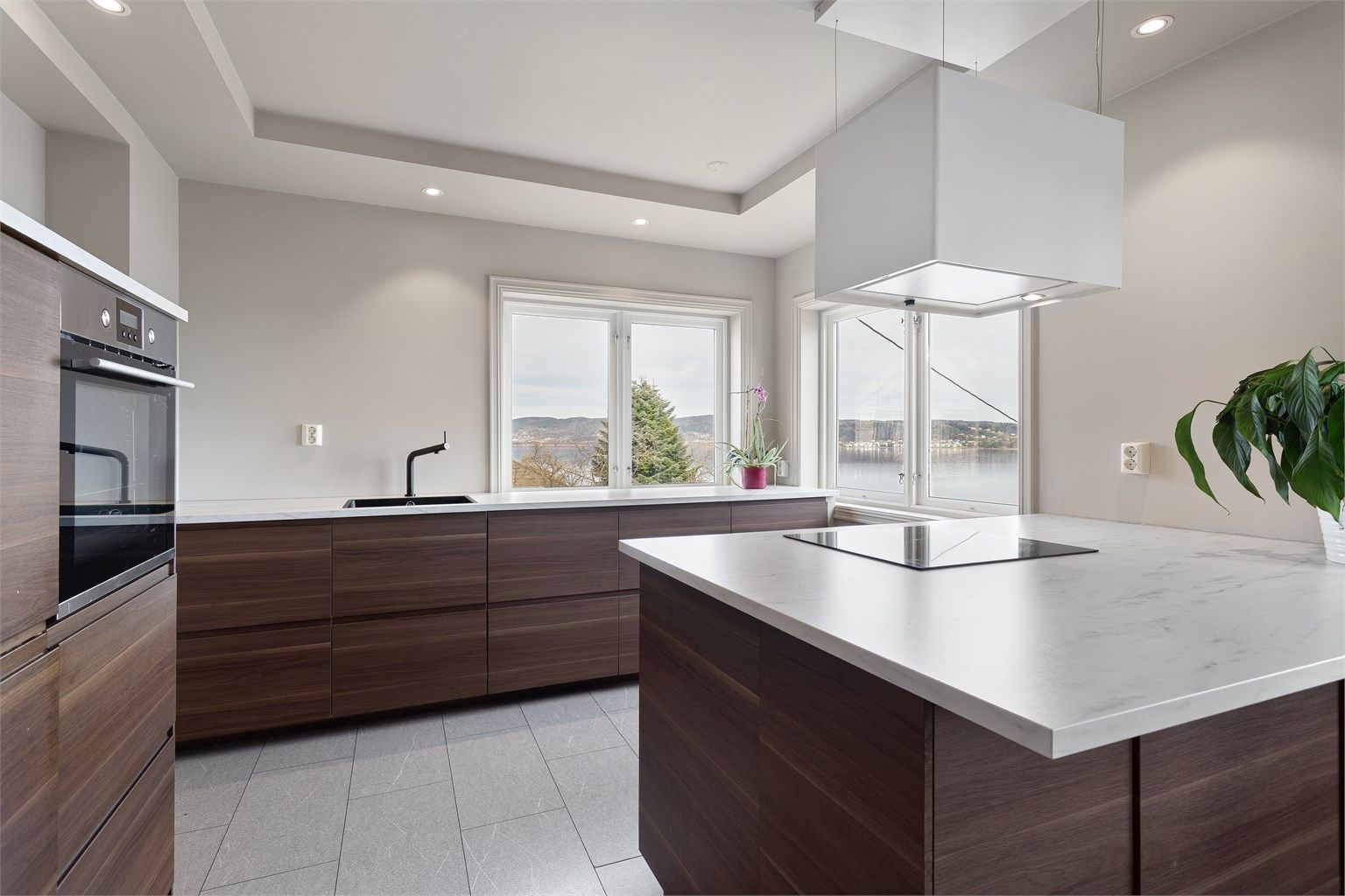 Innredningen inkluderer også integrert oppvaskmaskin og fryseskuff under benkeplaten.