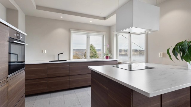 Innredningen inkluderer også integrert oppvaskmaskin og fryseskuff under benkeplaten.