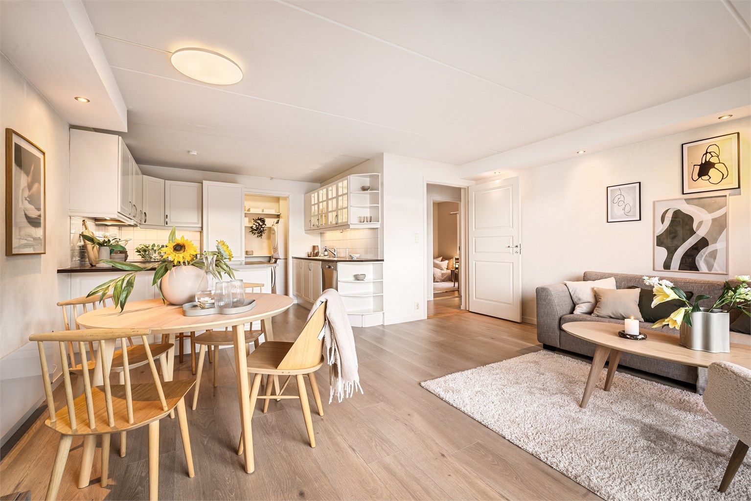 I senere tid har innvendig bod, utvendig bod, gulv på soverom og altan blitt oppgradert -