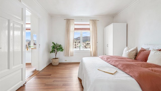 Romslig soverom med plass til dobbeltseng og garderobeløsning.