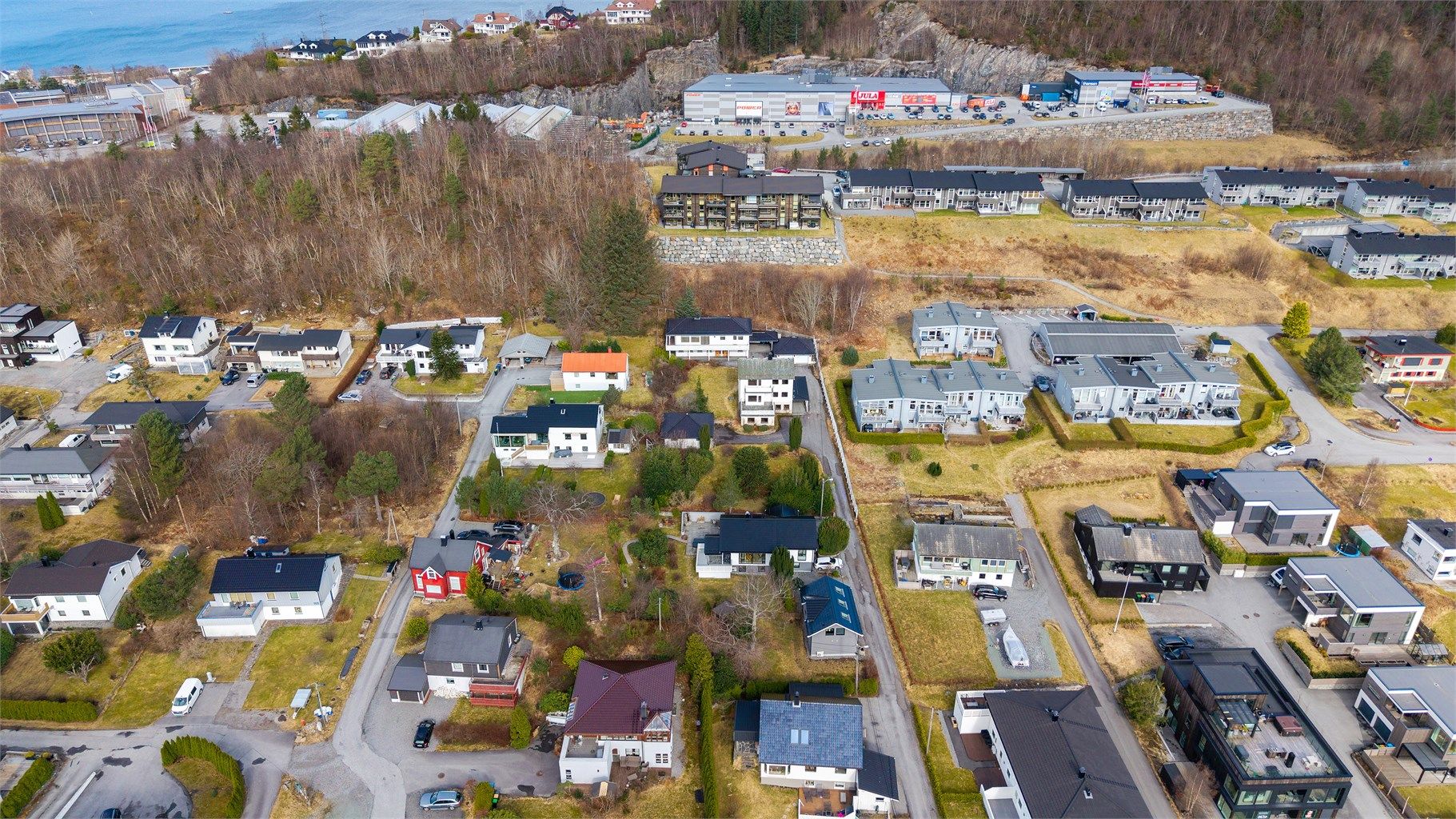 Beliggenheten er familievennlig med gangavstand til barnehager, skoler og idrettsanlegg.