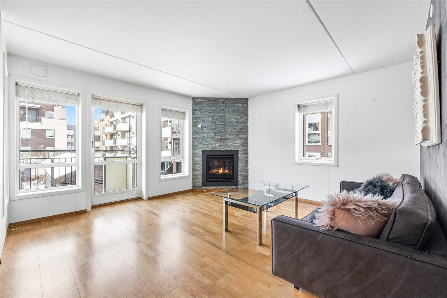 Stue med god plass til sofa og øvrig møblement. Gasspeisen i stuen gir god varme og en koselig atmosfære