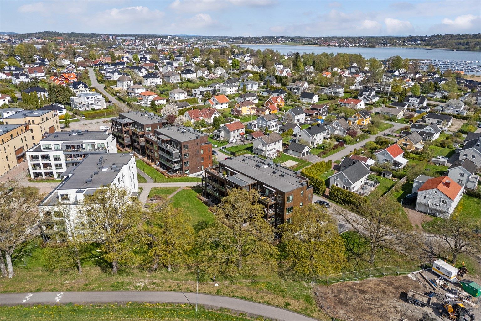 Nøtterøy er kjent for sin vakre skjærgård og nydelige kyststi som går flere steder langs med fjorden