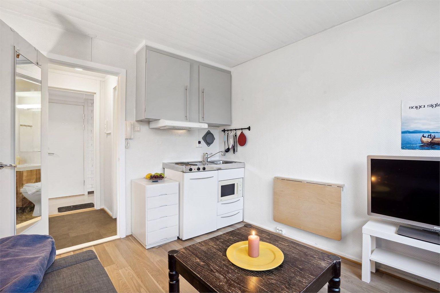  Leiligheten ligger i 1. etasje og inneholder gang, bad, kjøkken/stue/soverom.