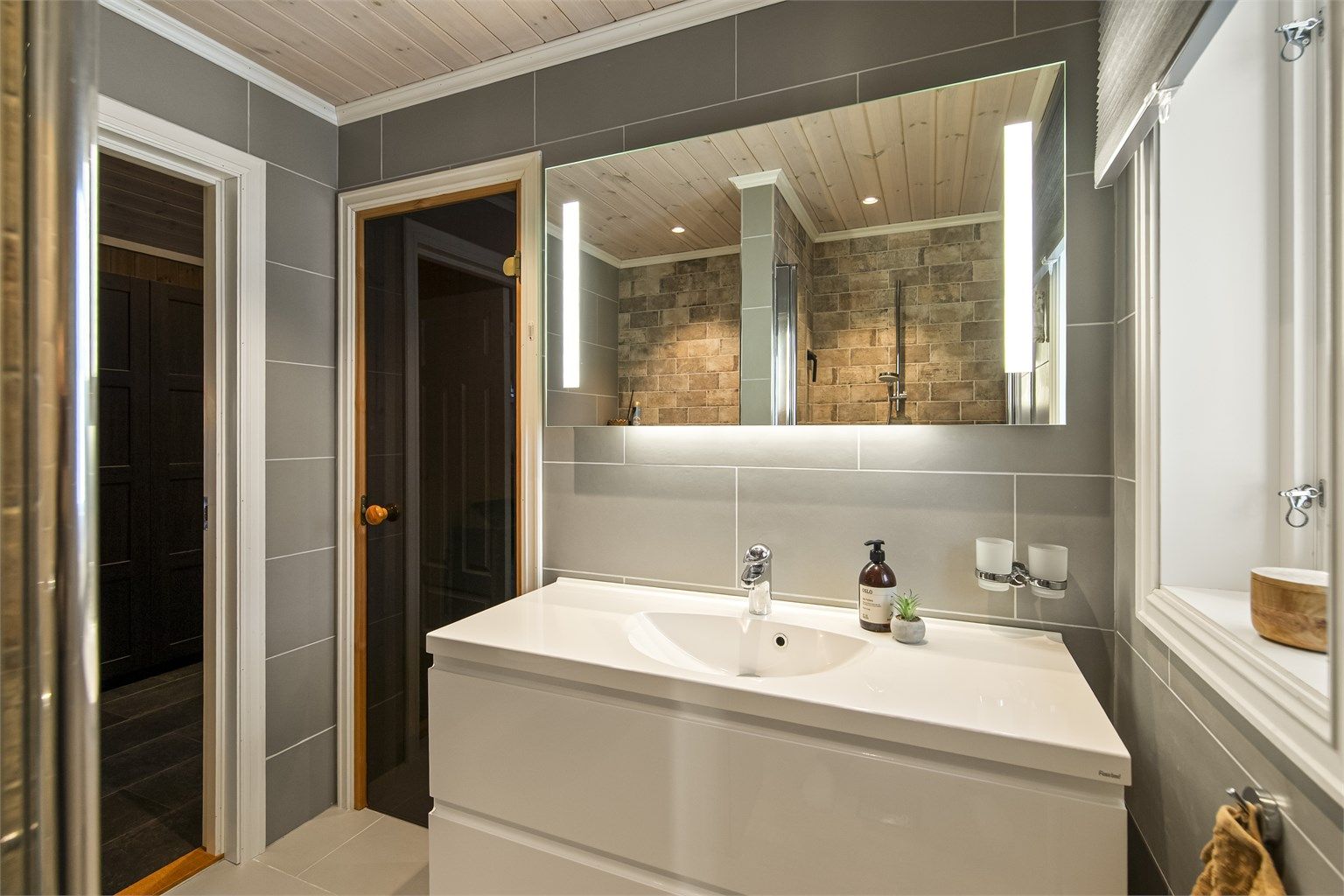 Badet ligger i tilknytning til hall og hovedsoverom