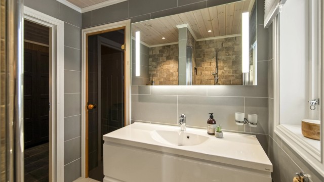 Badet ligger i tilknytning til hall og hovedsoverom