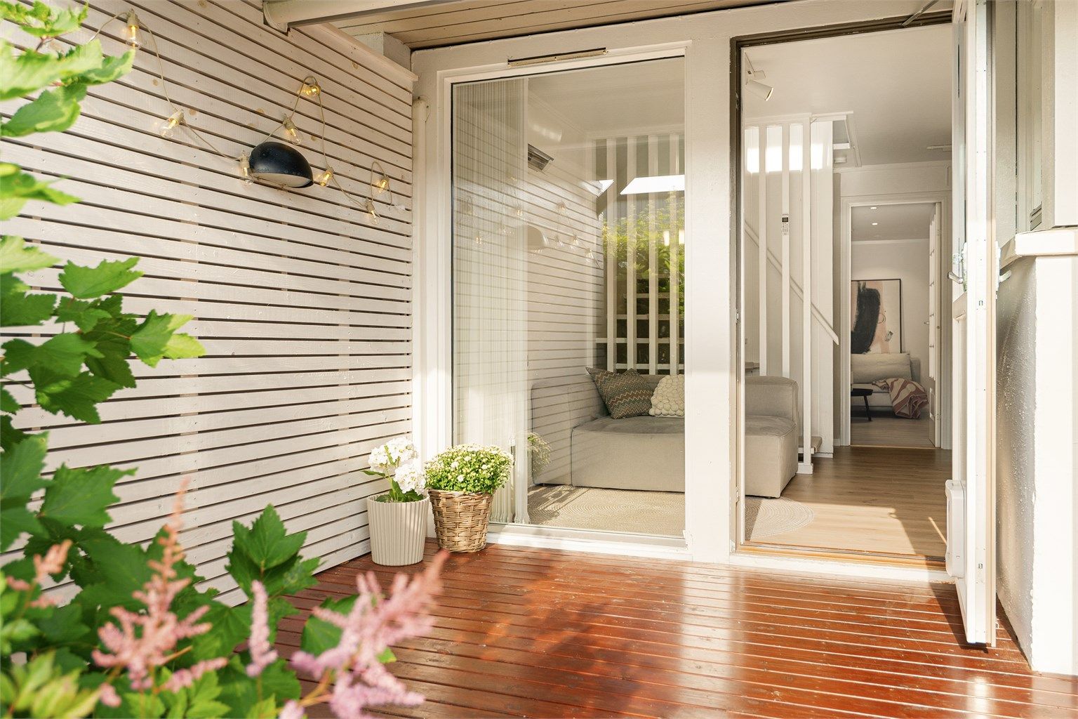 - Her er det utgang til uteområdet på framsiden med terrasse på hele 25 kvm -