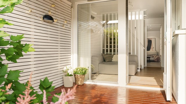 - Her er det utgang til uteområdet på framsiden med terrasse på hele 25 kvm -