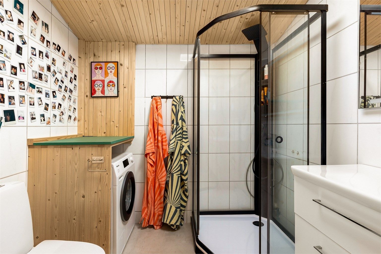 Badet har spennende detaljer med blant annet en spilehimling av gran.