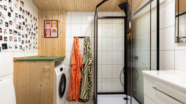 Badet har spennende detaljer med blant annet en spilehimling av gran.