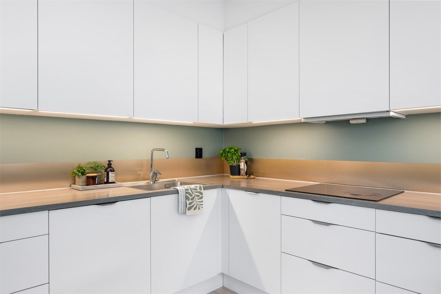 Kjøkkeninnredninger er fra HTH og er oppgradert i størrelsen i forhold til opprinnelig leveranse