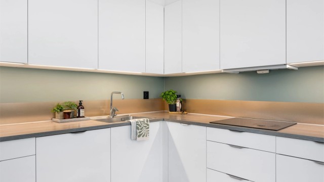 Kjøkkeninnredninger er fra HTH og er oppgradert i størrelsen i forhold til opprinnelig leveranse