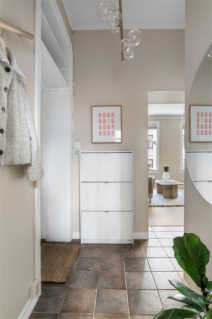 Du ønskes velkommen inn i en praktisk entré med flislagt gulv, som leder deg videre inn i leiligheten.