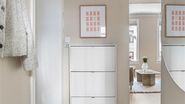 Du ønskes velkommen inn i en praktisk entré med flislagt gulv, som leder deg videre inn i leiligheten.