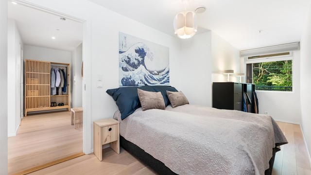 Romslig hovedsoverom har god plass til dobbeltseng, nattbord og kommode.
