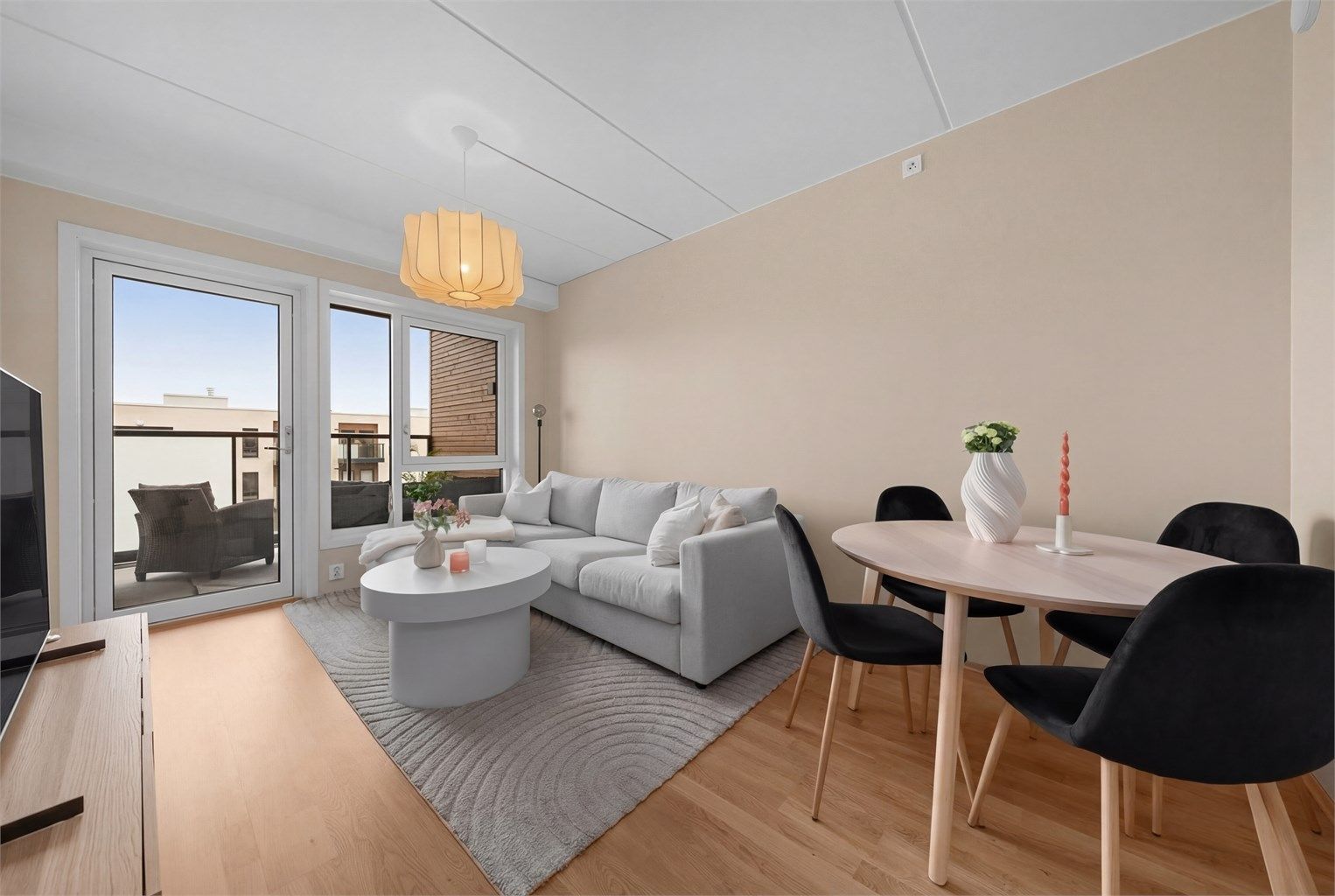 Gjennomgående parkett og nøytrale, malte flater gir et helhetlig inntrykk og et godt utgangspunkt for personlig stil.