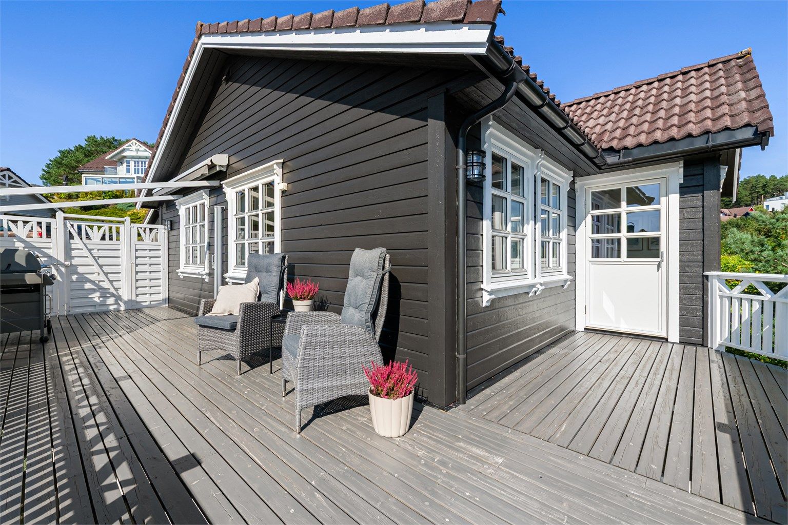 Balkongen er utstyrt med uttrekkbar sidemarkise som fungerer som vindskjerm.