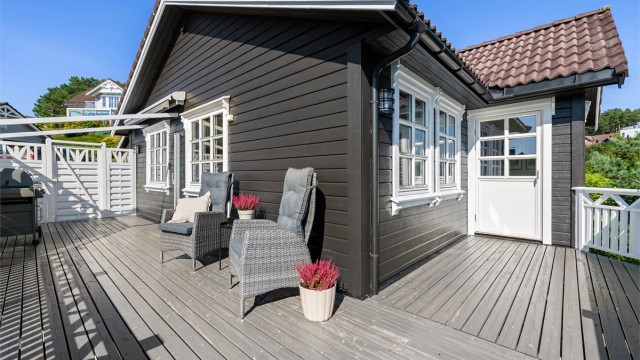 Balkongen er utstyrt med uttrekkbar sidemarkise som fungerer som vindskjerm.