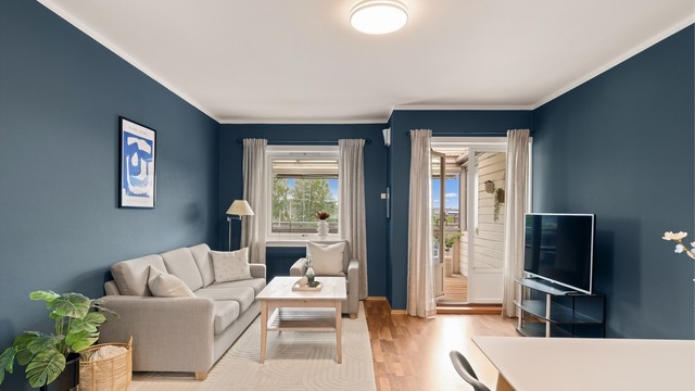 Leiligheten har en praktisk planløsning med romslig stue, kjøkken i eget rom og to soverom.