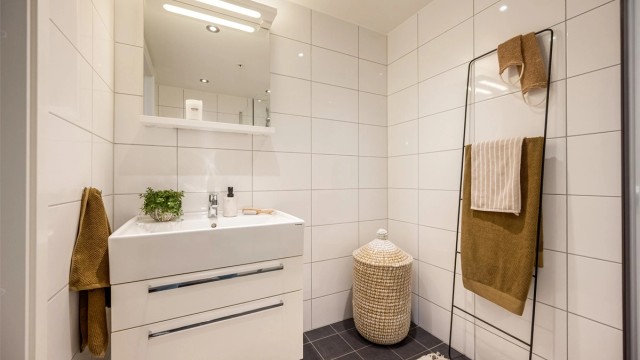 Baderomsinnredning fra Marbodal med servantskap, speil og belysning.