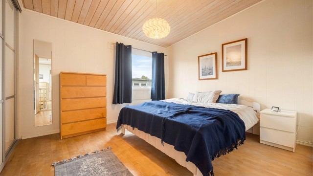 Soverom med god plass til dobbeltseng og øvrig møblering.