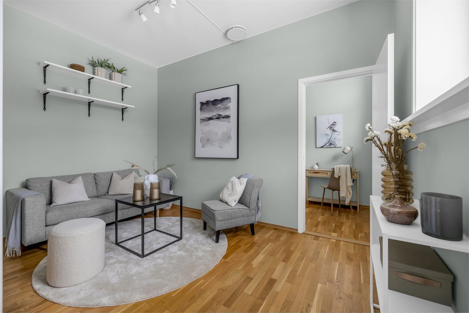 Stuen kan enkelt innredes med en hyggelig sittegruppe og tilhørende salongbord og tv-seksjon.