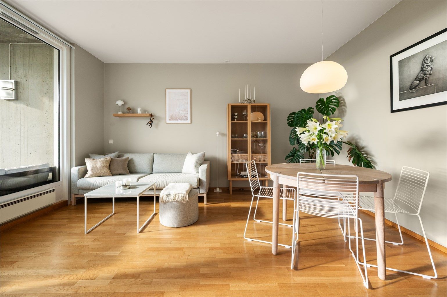Store vindusflater slipper inn rikelig med dagslys i den romslige stuen.