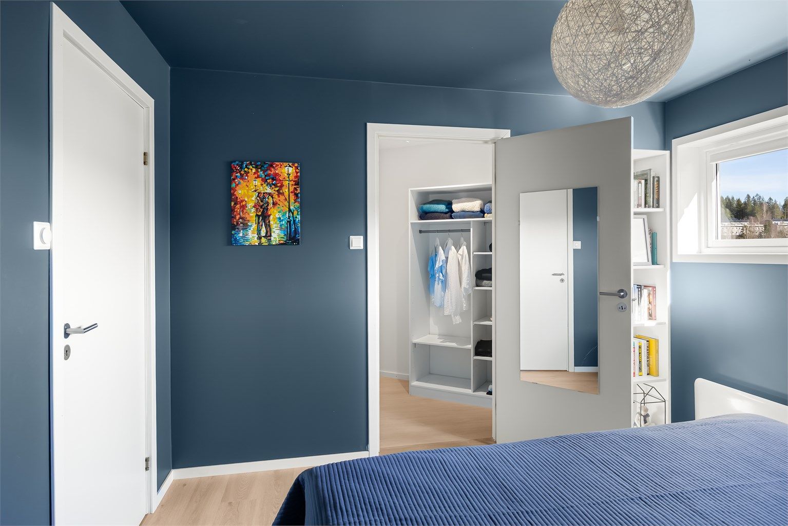 Videre er det inngang til et praktisk walk-in closet.
