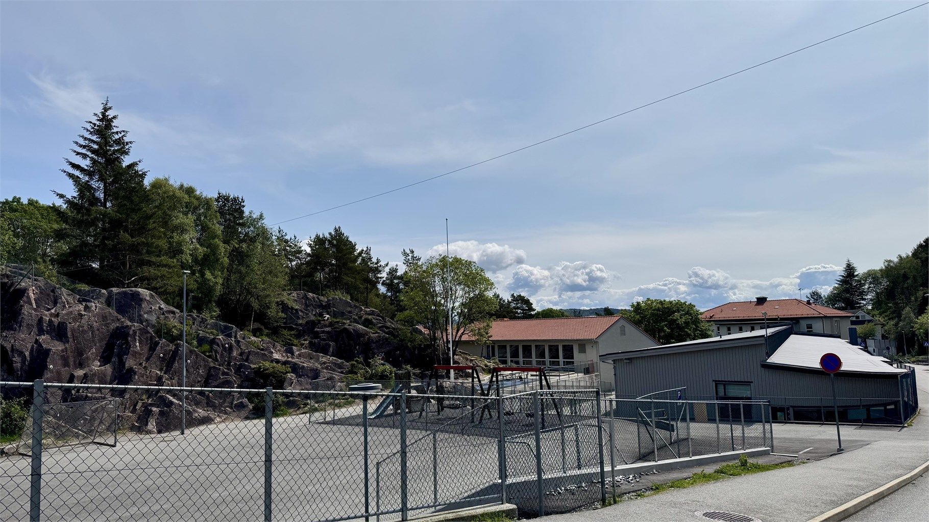 Til Mathopen barneskole tar det ca 4 minutter med bil