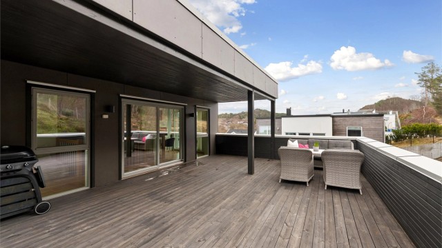 Den store takterrassen på 42 m² er en fantastisk uteplass med god plass til flere sittegrupper