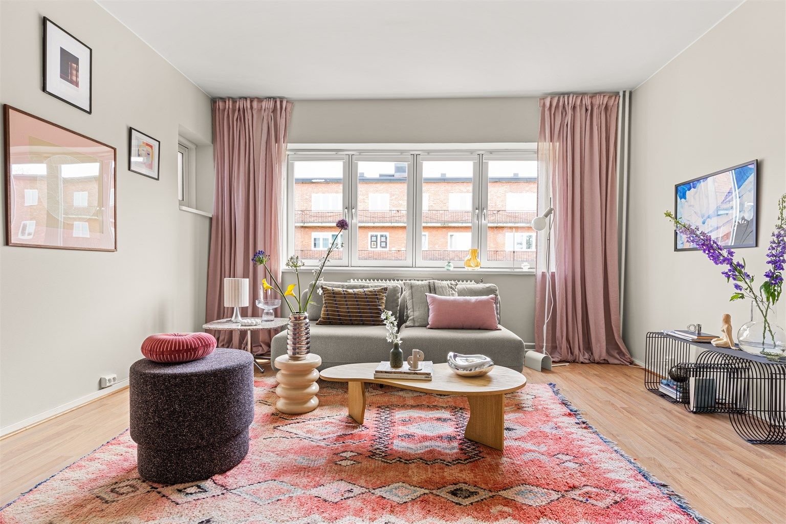 Stuen er romslig med god planløsning og kan enkelt innredes med en hyggelig sofagruppe med tilhørende sofabord og annet ønskelig stuemøblement. 