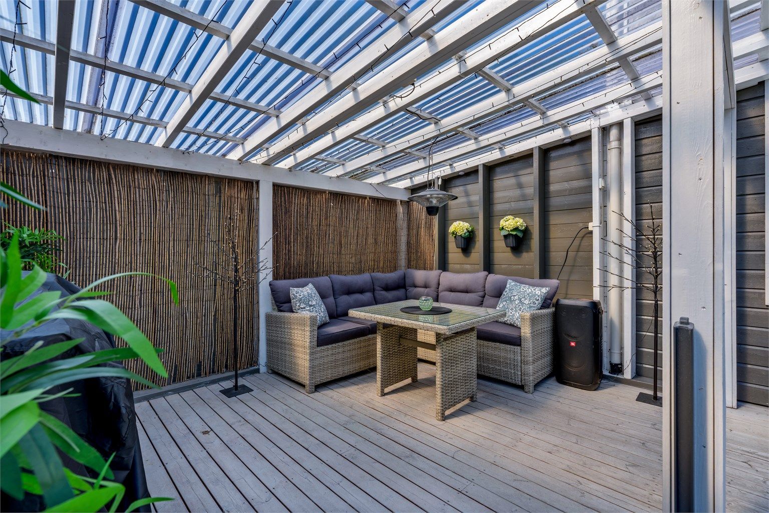 Uteplassen har ifølge selger gode solforhold.