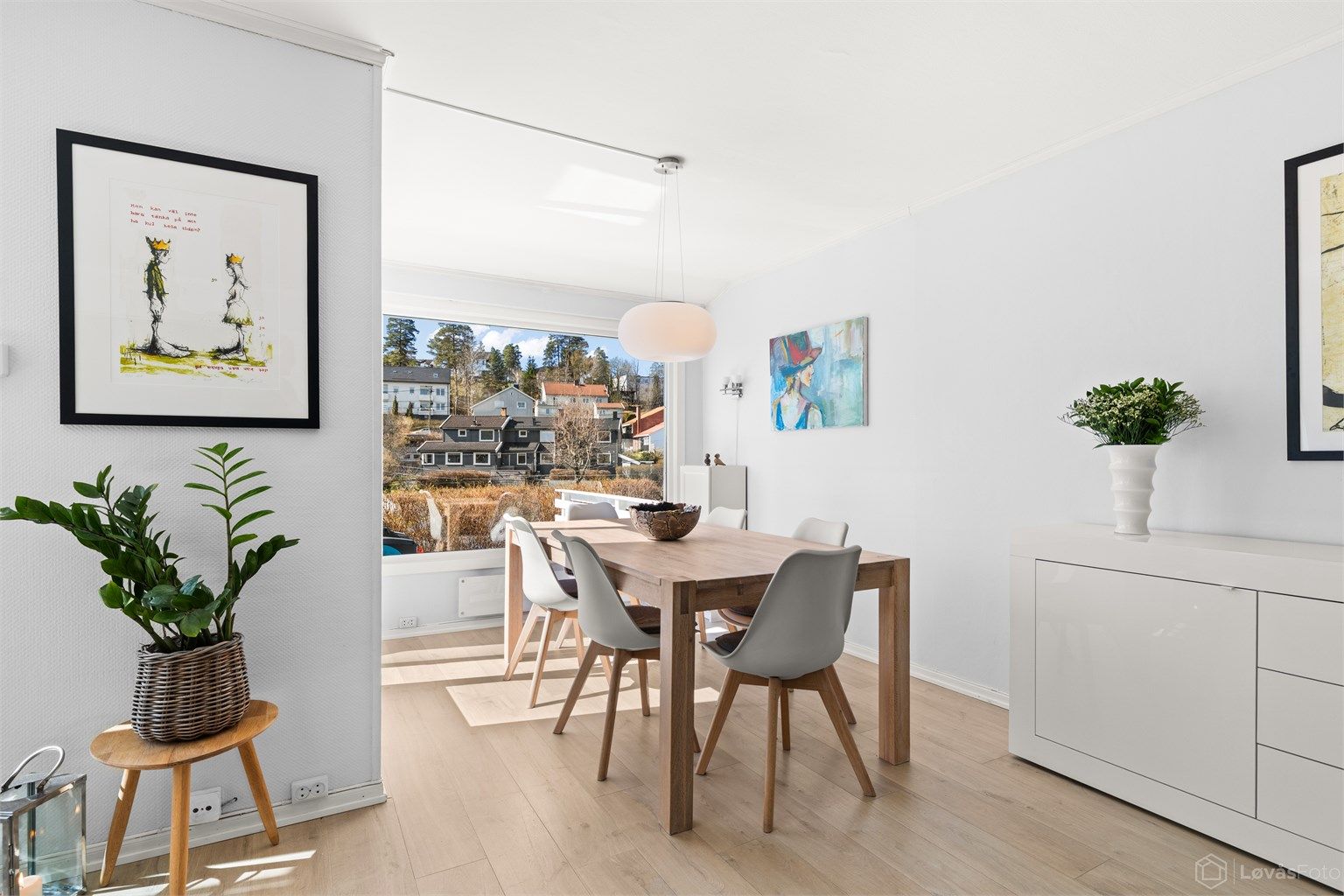 Spisestuen har en sentral plassering mellom stue og kjøkken, perfekt for måltider og sosiale sammenkomster.