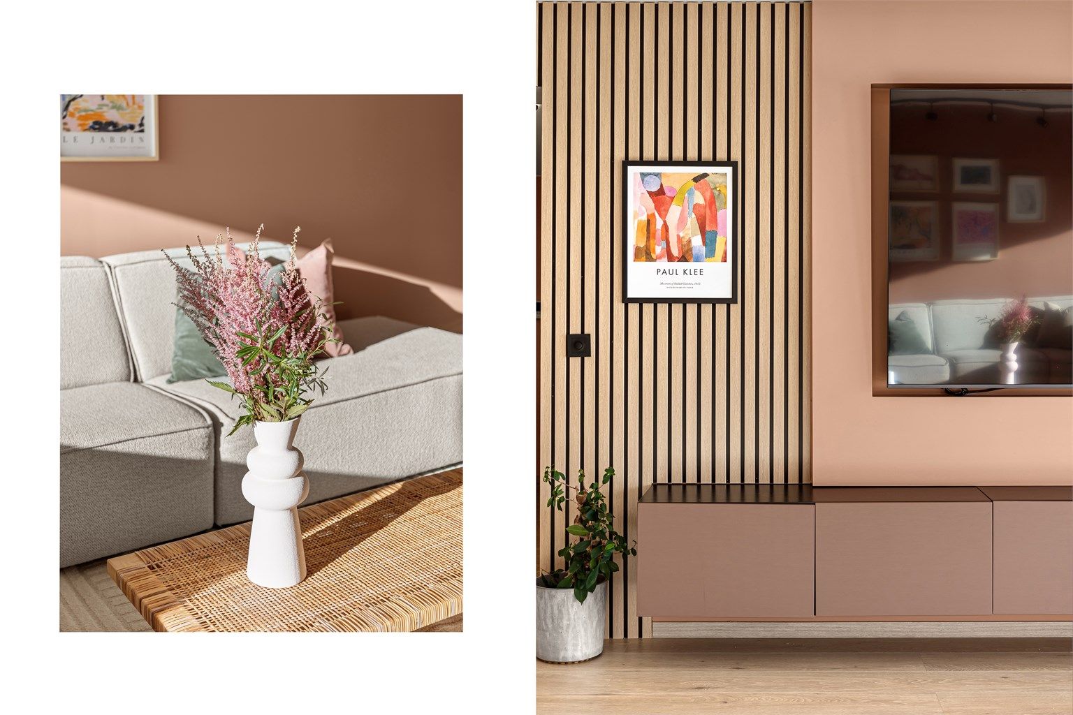 Spilepanel og vegghengt mediebenk gir stuen et moderne og gjennomført preg.