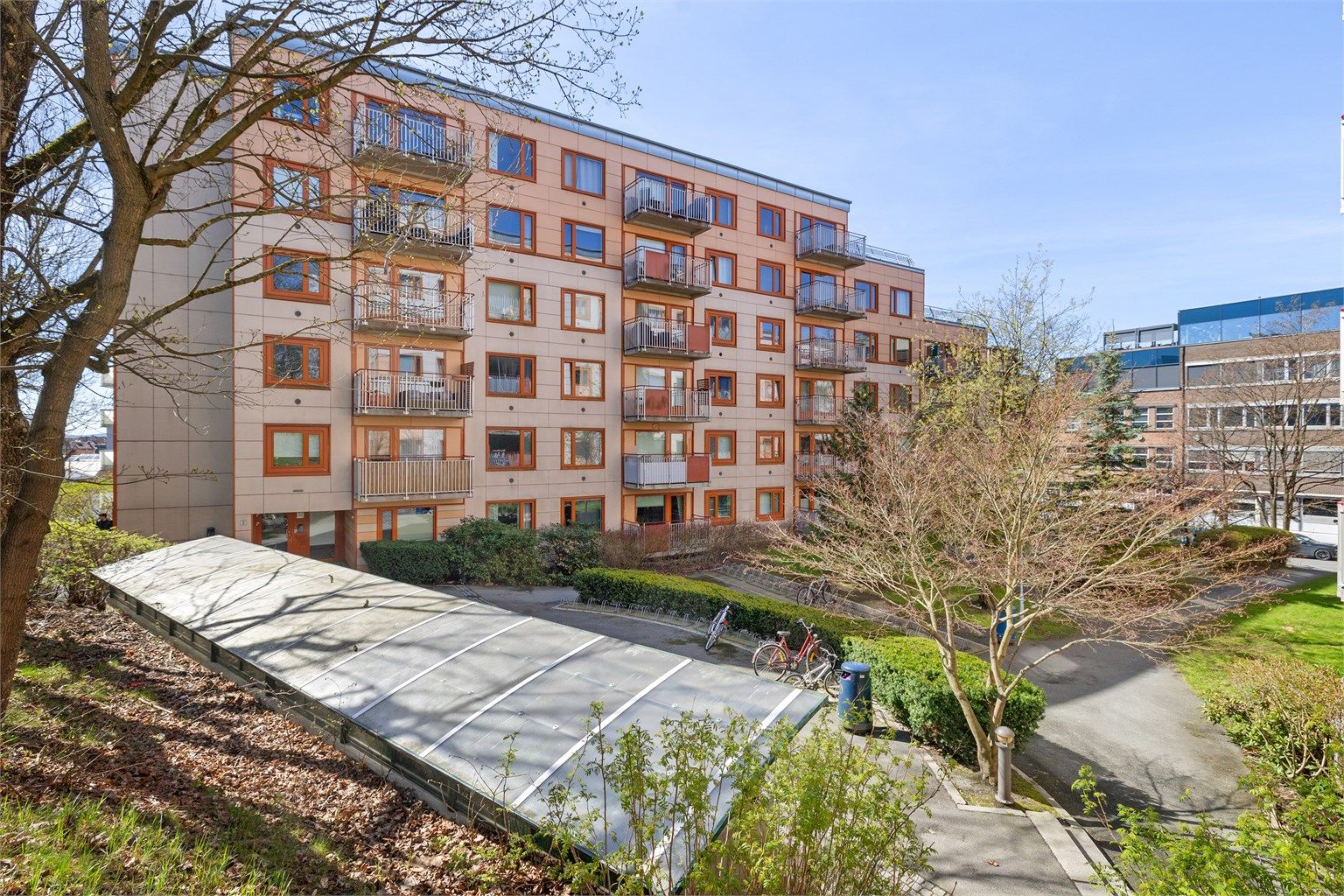 Bygget fra 2004 har fasader kledd med fasadeplater.