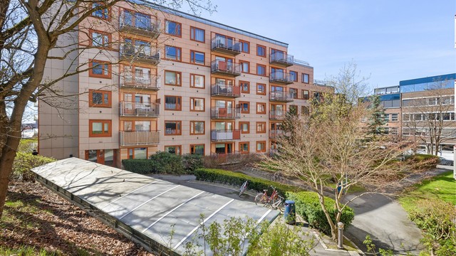 Bygget fra 2004 har fasader kledd med fasadeplater.