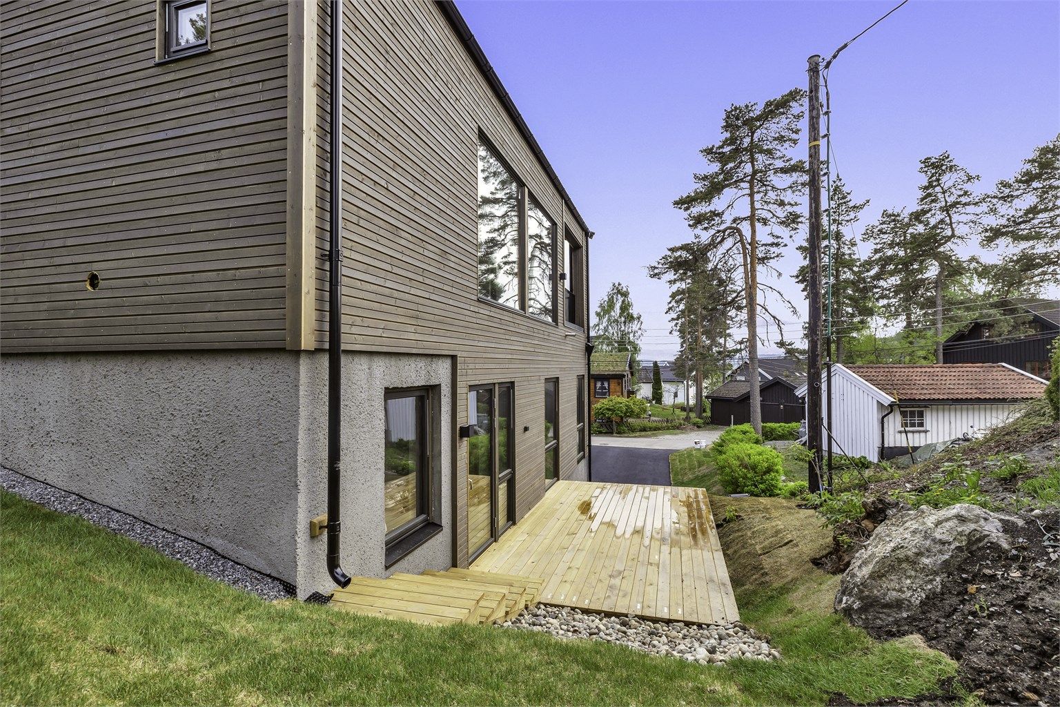 Moderne utforming og solrik beliggenhet.