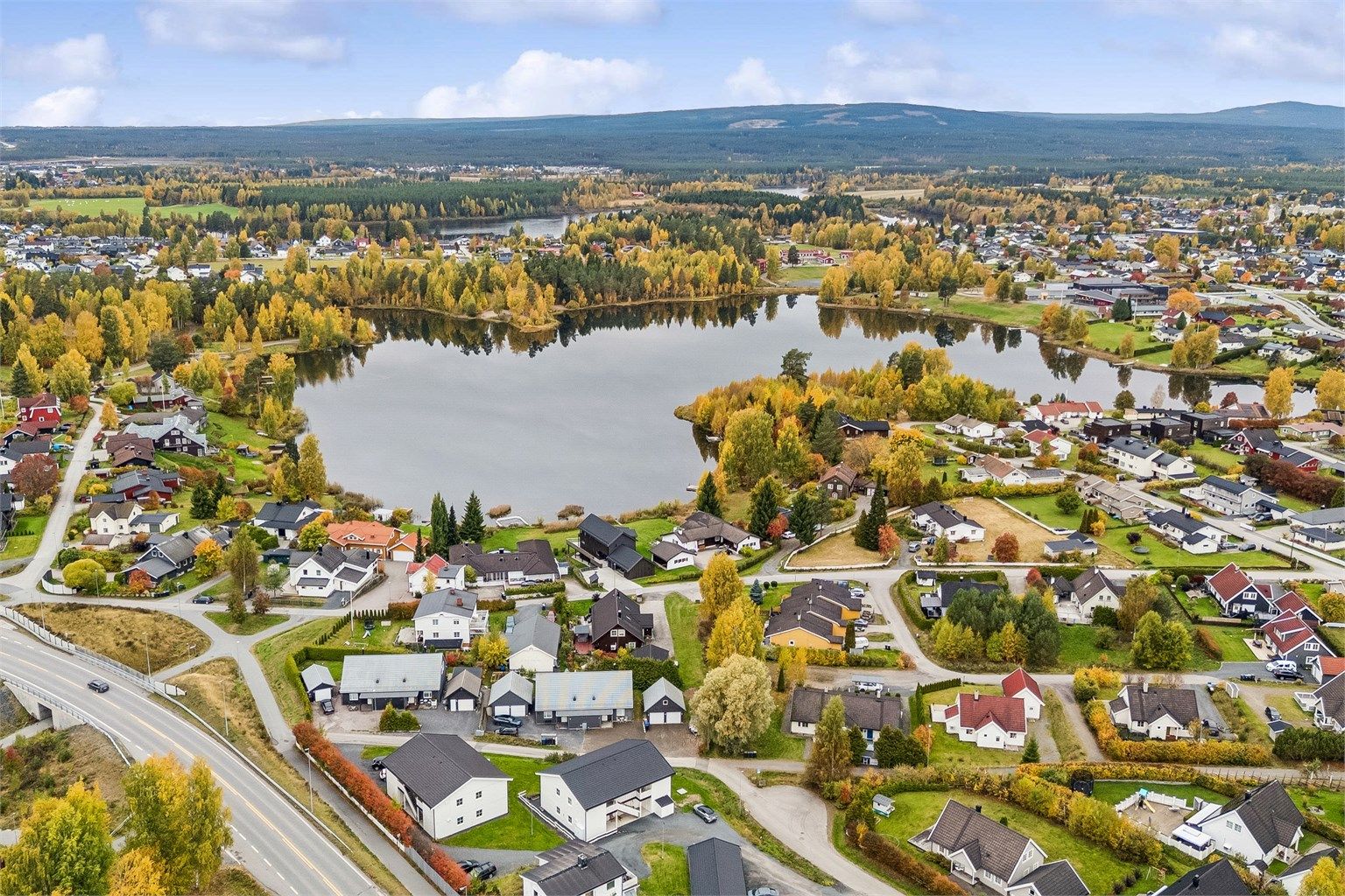 For den som liker å være ute, er det kort vei til Sagtjernet med badeplass og friområder, samt Stavåsen med turstier, sykkelmuligheter og preparerte skiløyper vinterstid.
