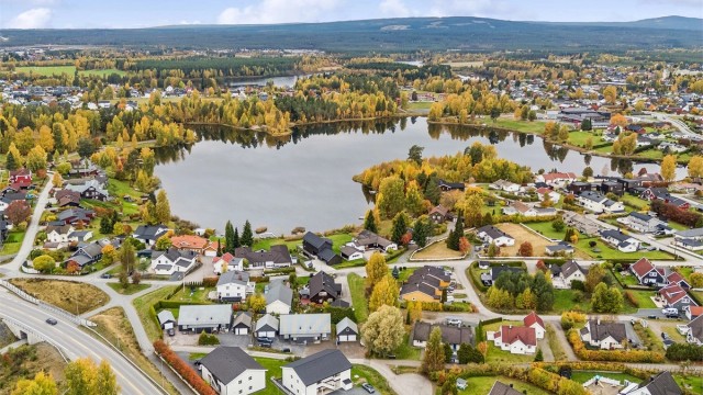For den som liker å være ute, er det kort vei til Sagtjernet med badeplass og friområder, samt Stavåsen med turstier, sykkelmuligheter og preparerte skiløyper vinterstid.