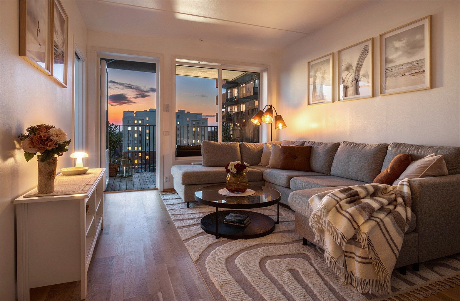 Stue med store vindusflater vendt mot rolig fellesområde, som gir gode lysforhold og skjermet utsyn.  Fotograf: Christian Jacobsen v/ Studio Oslo AS.