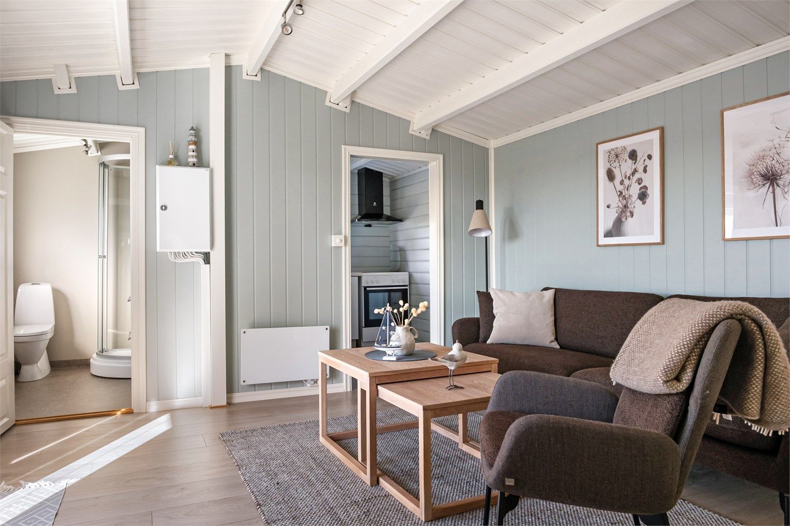 Hyttas elektriske anlegg ble oppgradert i 2017, blant annet med nytt sikringsskap montert i stuen.