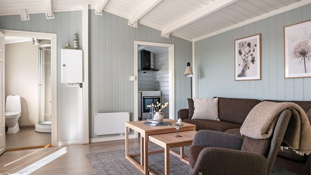 Hyttas elektriske anlegg ble oppgradert i 2017, blant annet med nytt sikringsskap montert i stuen.