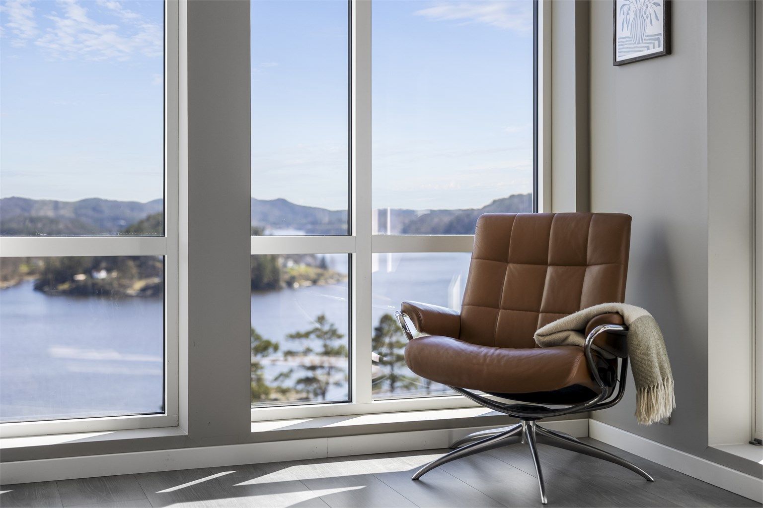 Utsikten kan nytes fra flere steder i boligen, både inne og ute.