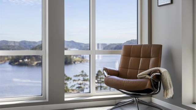 Utsikten kan nytes fra flere steder i boligen, både inne og ute.