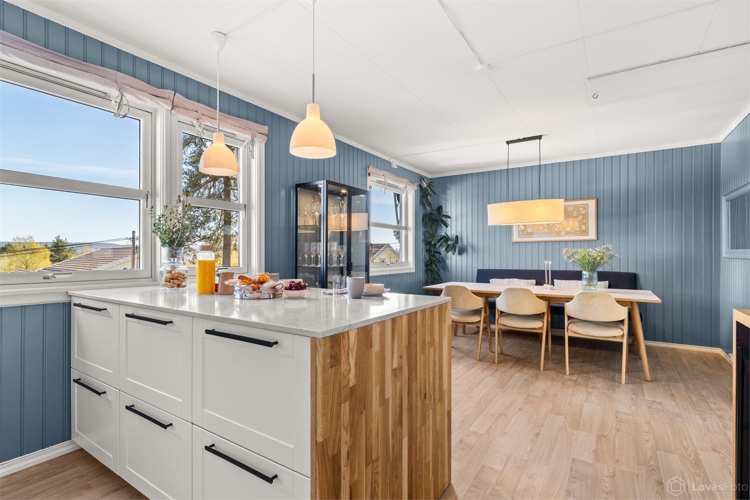 Kjøkkenøya fungerer som en naturlig arbeids- og frokostplass.