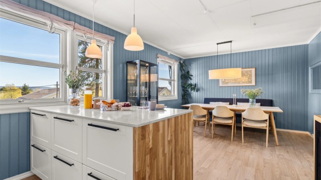 Kjøkkenøya fungerer som en naturlig arbeids- og frokostplass.