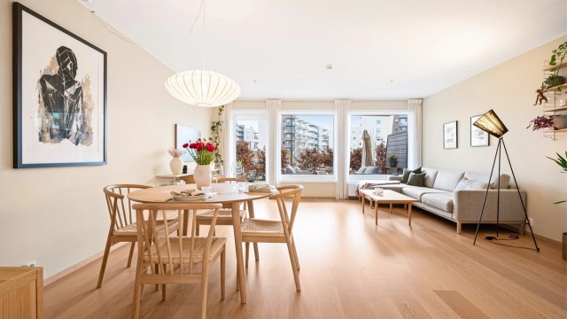 Tom Martinsen v/Krogsveen har gleden av å presentere en tiltalende 3-roms selveierleilighet fra 2021 med stor, sydvestvendt markterrasse og en god intern beliggenhet.