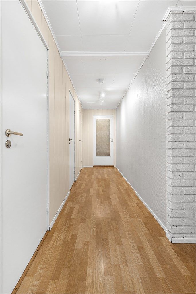 Fra entreen kommer man videre til gangen som leder til etasjens 3 soverom, vaskerom, toalettrom og bad.